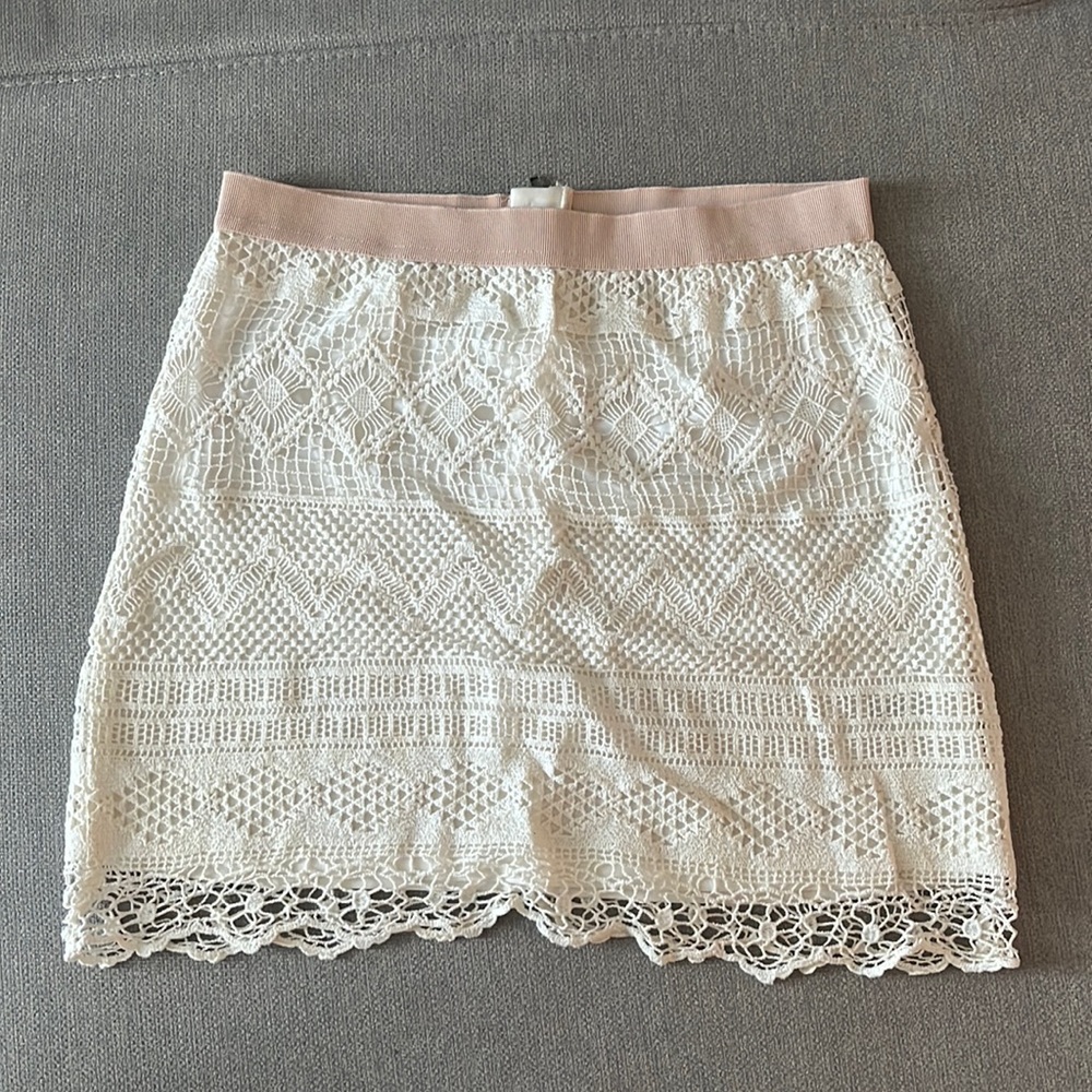 Cream embroidered mini skirt. Brand: American Eagle Outfitters. Size: 2